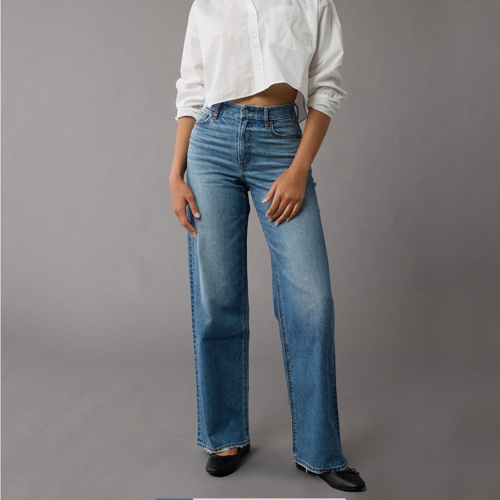 American Eagle Strigid Curvy Super High Rise Baggy Straight Jean in Blue Strands